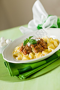 健康美味的意大利面番茄肉酱和辣椒薯片筹码高清图片