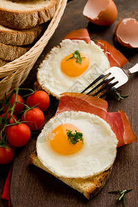 熏肉猪英国早餐煎蛋和木制桌上培根的概念照片在木制桌上乡村图片