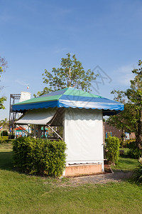 假期草坪塑料帆布上的坎瓦斯帐篷位于旁边的草坪布希兹野餐公园图片