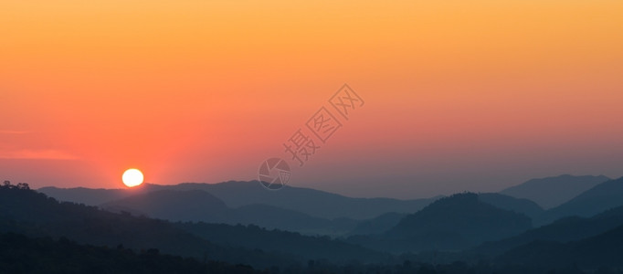日落夕阳森林群山图片