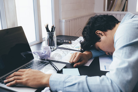 作品难的一个年轻商人勤劳工作在办公桌睡觉失败图片