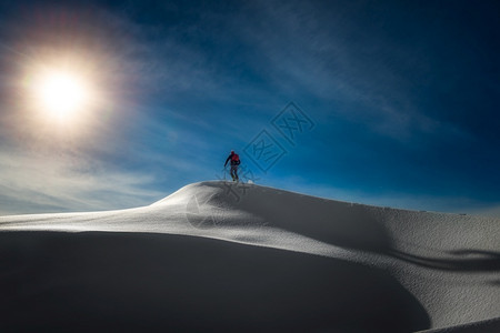 高山滑雪登山滑雪徒步旅行的年轻人设计图片