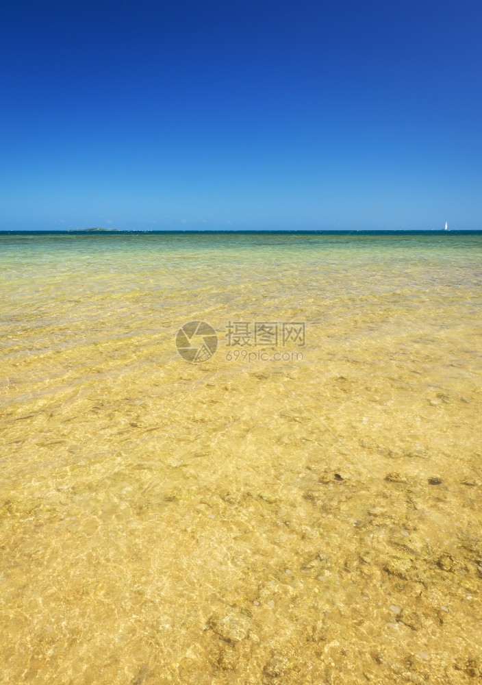 努美阿蓝色的DuckIsland对南太平洋新喀里多尼亚清净热带水域的展望太平洋内新喀里多尼亚冷静的图片