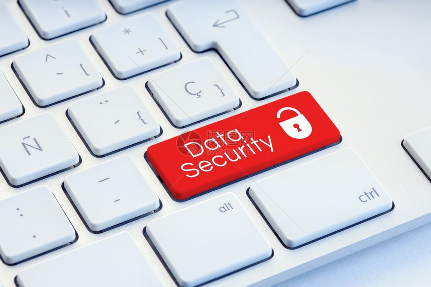 红色计算机键盘上的网络安全字和挂锁图标保护排版互联网图片