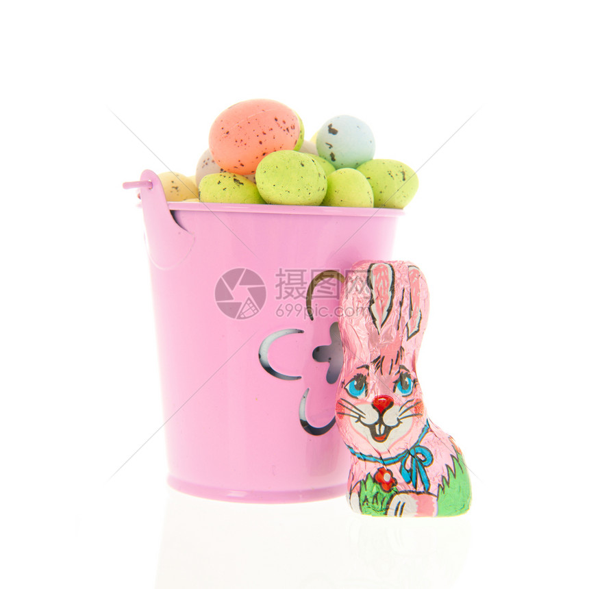 颜色满的糊面彩东鸡蛋在桶里巧克力花兔被白色背景隔绝食物传统图片