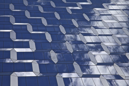 反射角度现代玻璃建筑有几何形状并反映云层的现代玻璃结构高的图片