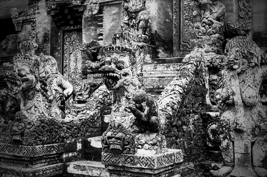 位于巴厘乌布德附近的曼达拉维萨塔韦纳瓦木猴林的印度教寺庙中央圣迹石雕像和楼梯黑色的普拉森林图片