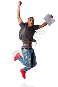 英俊学生因为成绩优异而跳上白人跃快乐的中学背景图片
