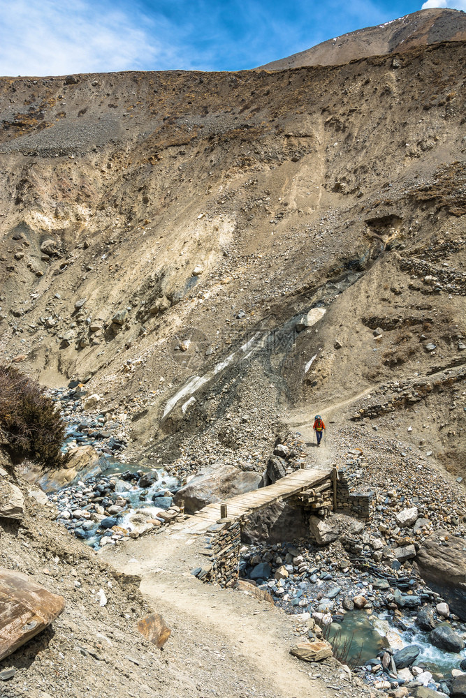 2018年4月6日在尼泊尔Annapurna周围的赛道上独自徒步登山者Nepal064218白色的孤独喜马拉雅山图片