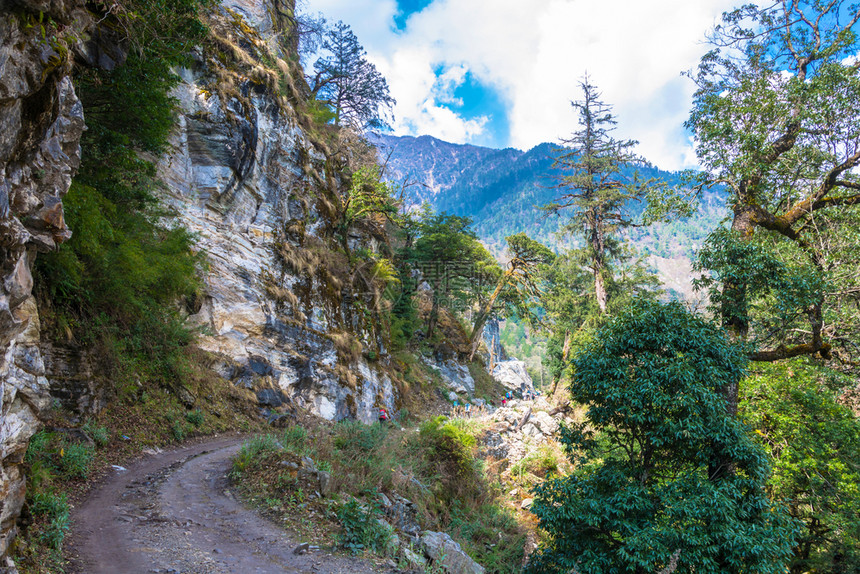 大约美丽的尼泊尔Annapurna附近的山路上一小群游客远足图片