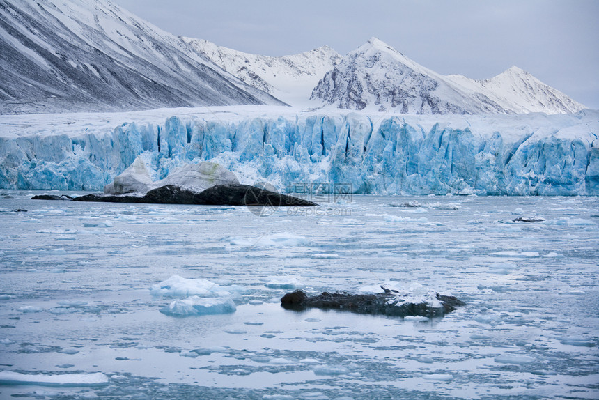 冰川以1980年代Monaccorsquos到Spitsbergen的阿尔贝二世亲王命名冰川宽6公里高30至6米在2世纪8年代它图片