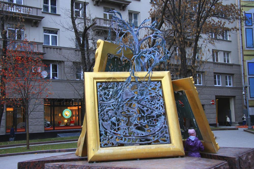 画廊公园2013年月2日俄罗斯联邦莫科Lavrushiinsky巷的Tretyakovka附近艺术喷泉或雕塑图片