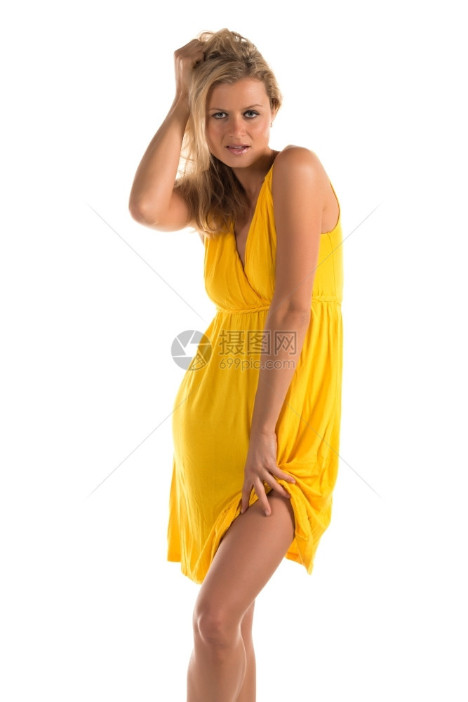 美丽的感晒黑穿着短黄色裙的金发美女图片