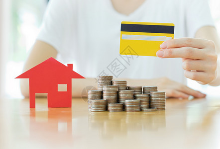 支付钱贷款信用卡和桌上硬币的房地产投资按信用卡和硬币计图片