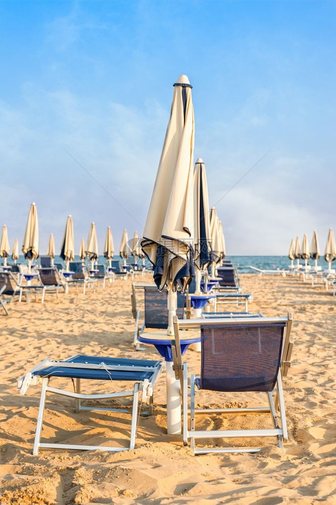 假期夏天意大利Bibione比昂岛的放松和日晒海滩伞状天空图片