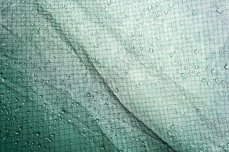 棚干净的自然以水滴为背景的绿色织物帐篷雨上的水滴保护避雨图片