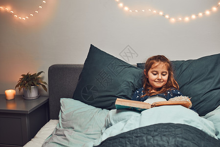乐趣小女孩睡前在床上看书图睡前读故事给孩子听睡前故事喜悦卧室图片