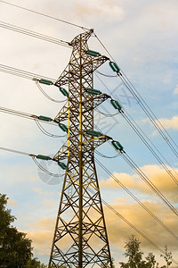 强的瓦数电压有云彩和树的电塔在backround图片