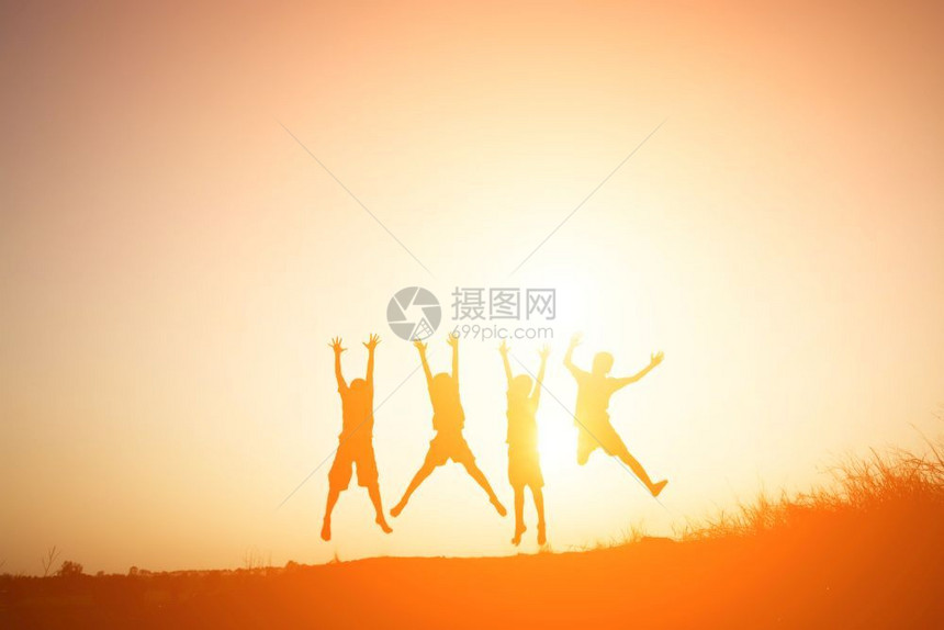 草地人们儿童在夏日落的快乐时光玩家庭图片