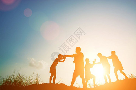 儿童在暑夏日落的快乐时光中玩耍自然幸福家庭图片