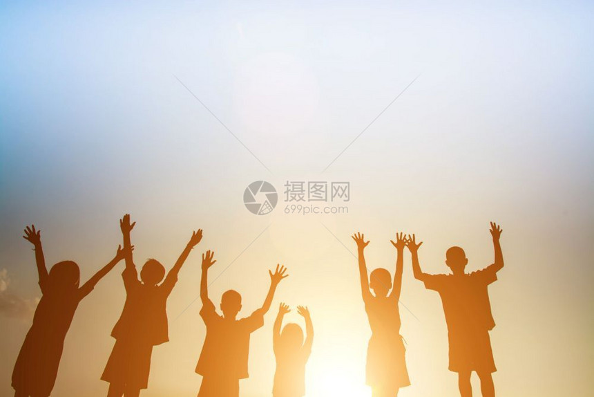女孩太阳草地儿童在暑夏日落的快乐时光中玩耍图片