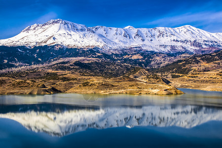 下雪的冬季山峰图片