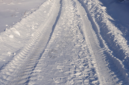 雪地道路轮胎轨阳光明媚的冬季日下雪追踪晴天图片