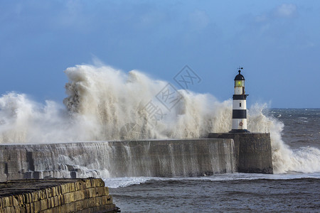 地标有风英格兰东北海岸的汉灯塔上坠落的波浪超过高清图片