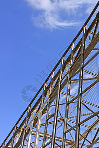 建造焊接带有安全网的金属架子对抗蓝天和乌云栖息地图片