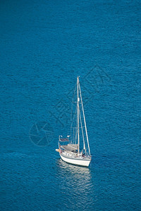 高度在泰国布吉的海上帆船空中观察白色的岛背景图片