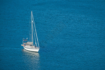 假期普吉岛在泰国布的海上帆船空中观察海岸图片
