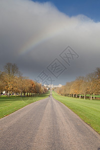 黄昏温莎皇家远处的彩虹看着风城堡长途漫步图片