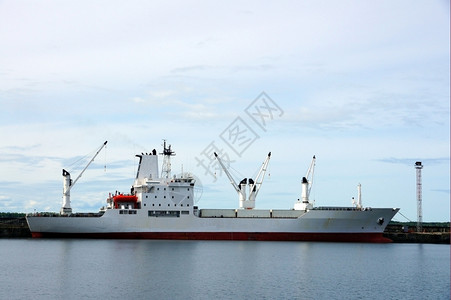 港口舰队吃水线白船停泊时的费用背景图片