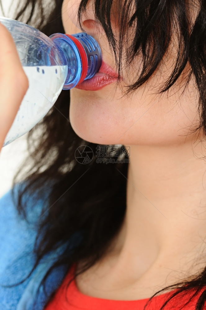新鲜脸美丽的女人喝水就快射近了塑料图片