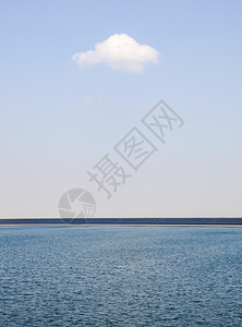 宁静天空平坦的灌溉水库山顶有乌云可以灌溉湖图片