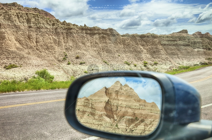 拉根自然镜子在南达科他州巴德兰公园路边的一辆汽车后视镜窗上看到一小座山图片