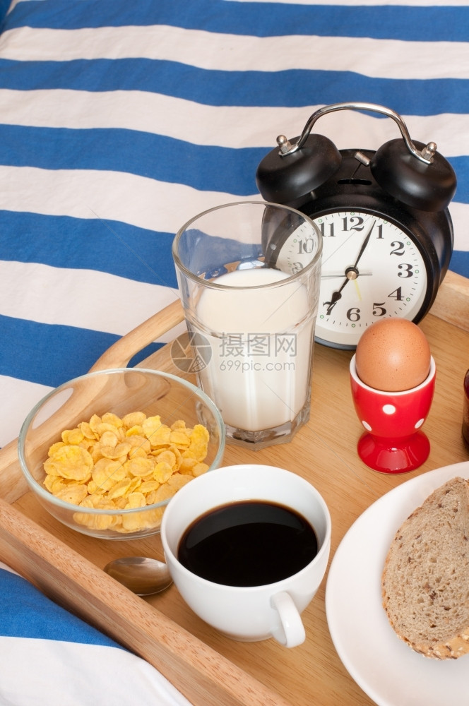 盘子床早餐面包咖啡煮蛋牛奶玉米片和闹钟房间警报图片
