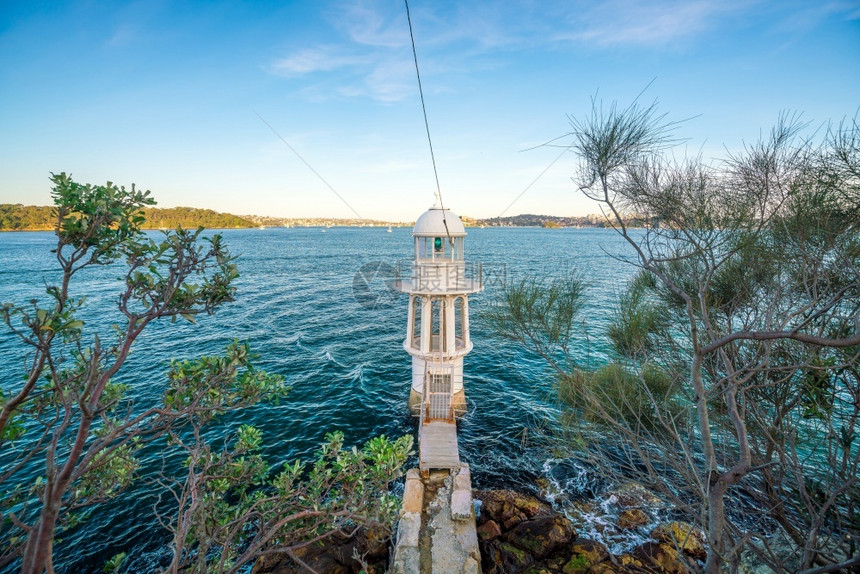 支撑蓝色的边缘澳大利亚悉尼港的Cremorne点灯塔图片