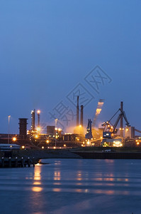 夜间在钢铁厂移动的起重机水闸港口活动图片