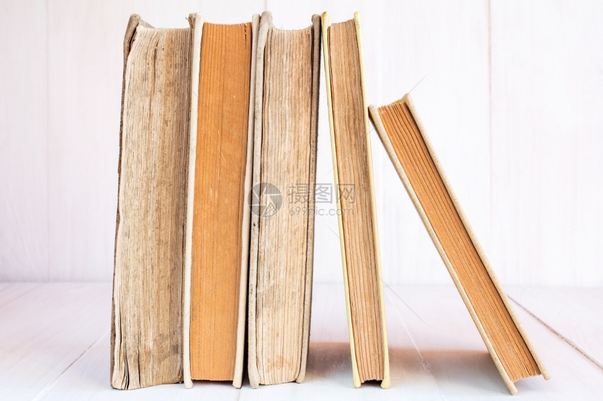 陈年木背景的旧书排成一行架子打印图片