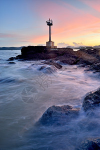 夕阳下海岸的灯塔背景图片