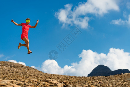 浓度血红蛋白心女孩在山上奔跑时跳跃图片