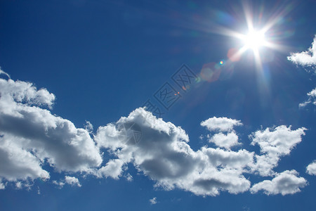 爱心云层边框日出中午的天空晴亮太阳在边框中热晴天背景