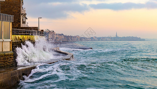 英石泡沫法国布列塔尼圣马洛的涨潮海洋背景图片