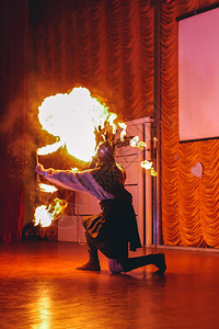 艺术家人上舞台火炉的杂耍表演运动艺术图片