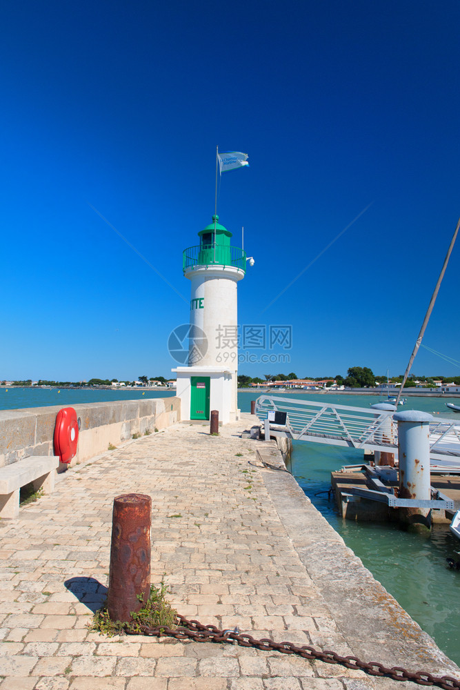 伊莱绿色IledeRe灯塔和在法国LaFlotte村港口的船只维林克图片