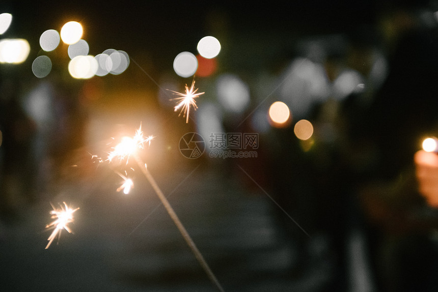 乐趣烧伤孟加拉灯光在黑暗中照亮双手用黑灯照亮人庆典图片