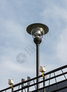 现代灯笼杆在桥铁轨上安装小灯筒柱子城市的目图片