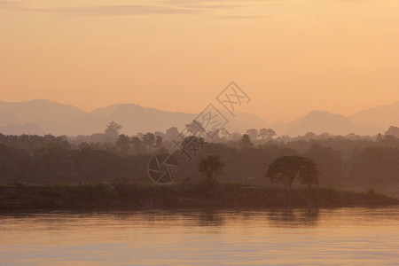 早期的薄雾金美丽风景清晨在河上长着双影山和树图片