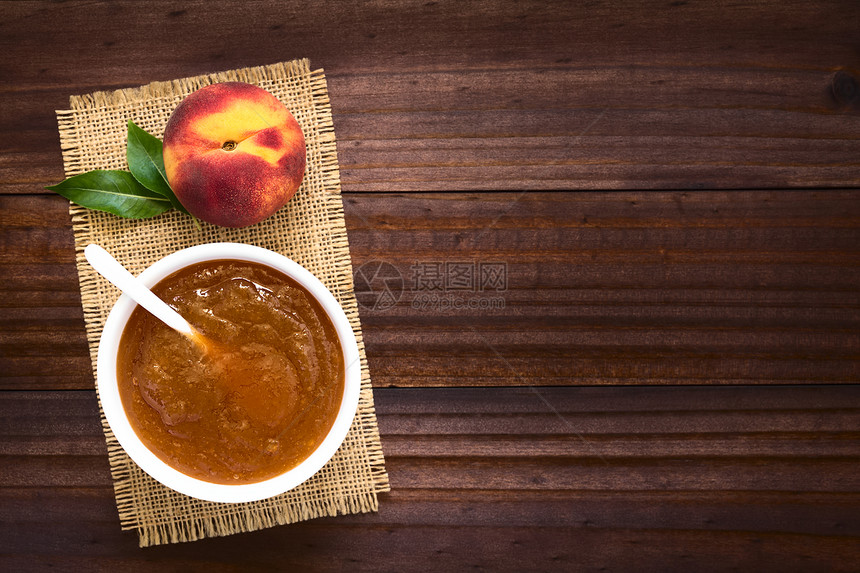 复制边有新鲜成熟的桃子果以天然光选择焦点拍摄在黑木头上的照片聚焦于果酱顶部和桃园PeachJam或Jelly最佳或者图片